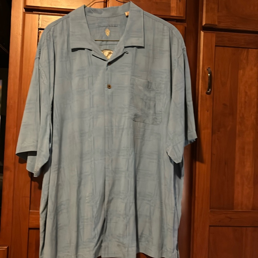 Tommy Bahama men’s button down short sleeve casual shirt.  Size 4XB